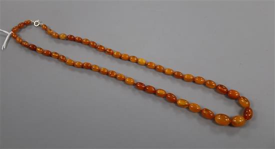 A single strand amber bead necklace, gross 27 grams, 64cm.